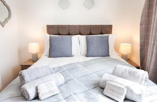 Landore Apartamento | Contractor-Approved - 4 Bed - Smart TVs - Access M4