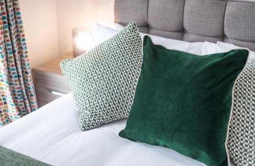 Landore Apartamento | Contractor Base - 4 Beds - Dining - Wi-Fi