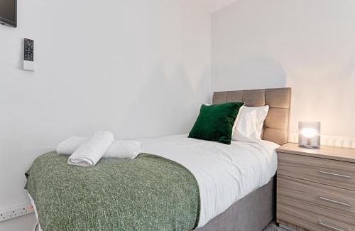 Landore Apartamento | Contractor Base - 4 Beds - Dining - Wi-Fi