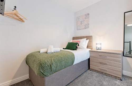 Landore Apartamento | Contractor Base - 4 Beds - Dining - Wi-Fi