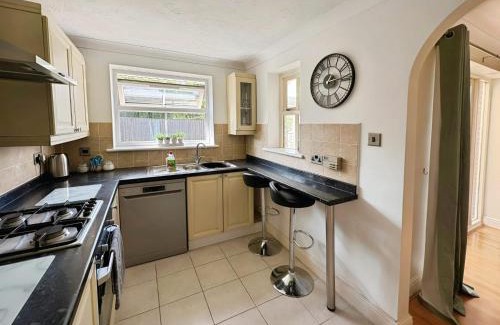 Swindon Casa | Contractor Friendly House - Sleeps upto 8