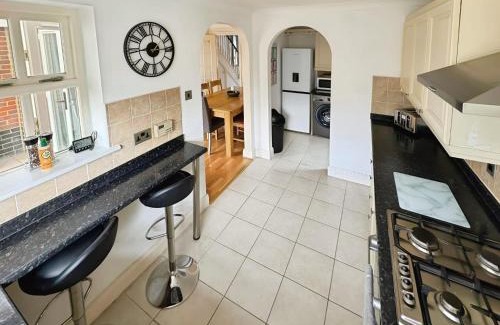 Swindon Casa | Contractor Friendly House - Sleeps upto 8