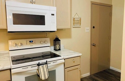 Maryland Heights Casa | Convenient and newly renovated cozy private home