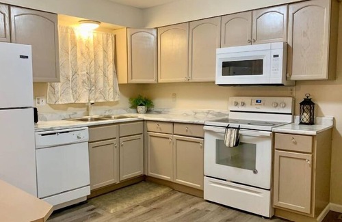 Maryland Heights Casa | Convenient and newly renovated cozy private home