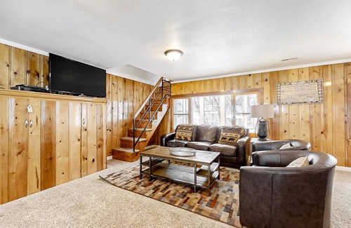 Drake Cabina | Convenient cabin right on the river w/partially enclosed deck, and gas grill