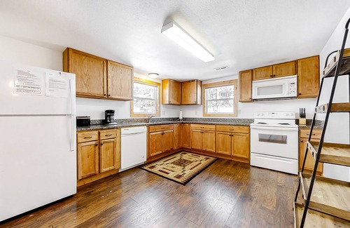 Drake Cabina | Convenient cabin right on the river w/partially enclosed deck, and gas grill
