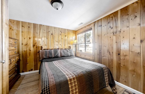 Drake Cabina | Convenient cabin right on the river w/partially enclosed deck, and gas grill