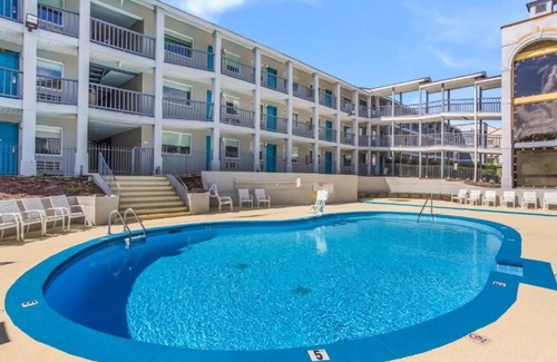 Merry Oaks Casa | Convenient Countryside Stay! Free Breakfast, Free Parking, Onsite Swimming Pool