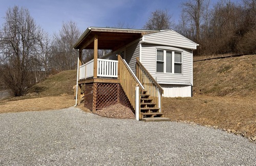 Waynesburg Casa | Convenient, Cozy and Comfortable Compact Home. Two minutes Waynesburg University