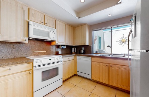 Sunrise Villas Condominio | Convenient, dog-friendly condo w/shared tennis, spa, heated pool