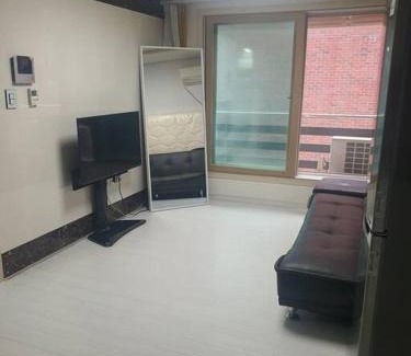 Seongbuk-gu Villa | Convenient location 3-person room with living room and 2 bedrooms, 600 meters from Bogukmun Station, 5 stops to SNU Hospital, close to Korea University