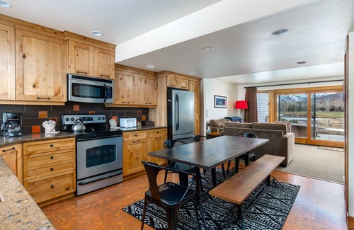 Park Meadows Casa | Condominio actualizado cerca de rutas de autobuses, HDTV, Bañera de hidromasaje, grandes ofertas!