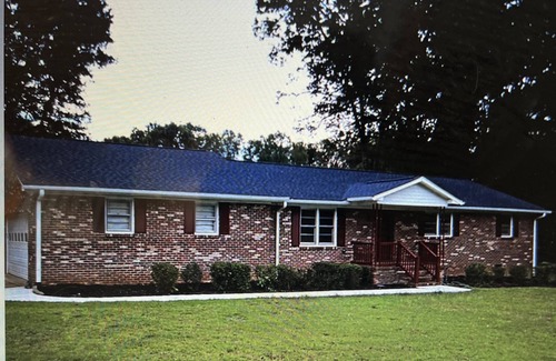 Greer Casa | Convenient Location-Private watch the sun come up over a beautiful pasture
