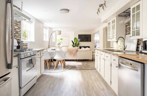 West Queen Anne Apartamento | Convenient location! The Urban Oasis