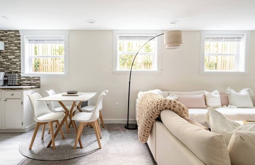 West Queen Anne Apartamento | Convenient location! The Urban Oasis