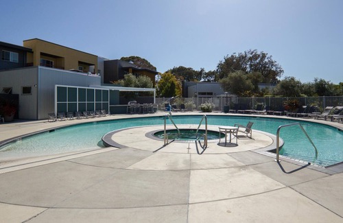 East San Mateo Apartamento | Convenient, Pet-Friendly 1BR in San Mateo w/ Pool