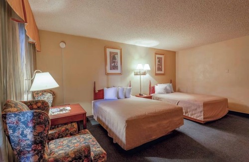 Allison Hotel | Convenient Stay w/ Satellite TV & Restaurants Nearby Along Historic Highway 66