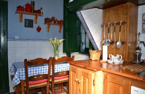 Guisando Villa | Casa de escuela convertida con piscina privada. Sierra De Gredos, Castilla Leon