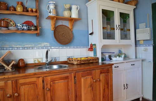 Guisando Villa | Casa de escuela convertida con piscina privada. Sierra De Gredos, Castilla Leon