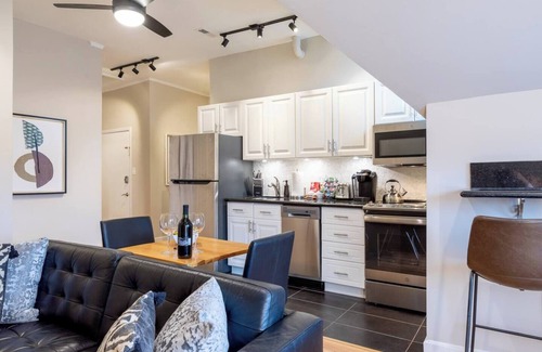 Walnut Hills Apartamento | Cool and Modern 3rd Floor 2-Bedroom Walk-up
