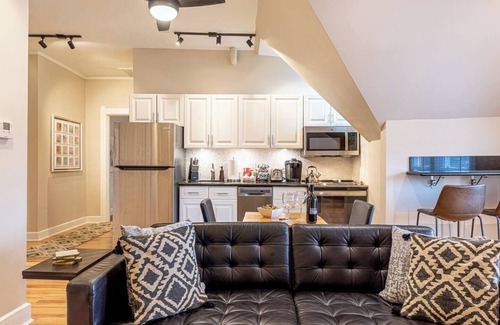 Walnut Hills Apartamento | Cool and Modern 3rd Floor 2-Bedroom Walk-up