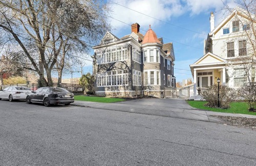 Walnut Hills Apartamento | Cool and Modern 3rd Floor 2-Bedroom Walk-up