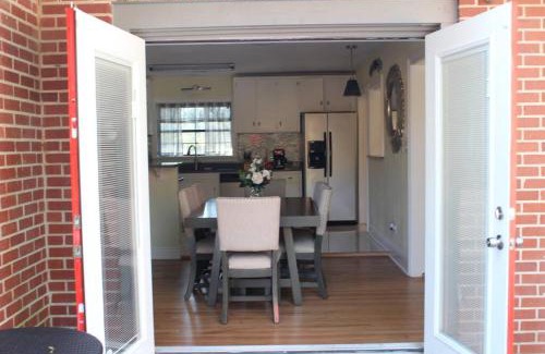 Tallahassee Casa | COOL HAVEN-A Quiet Elegant Contemporary Retreat