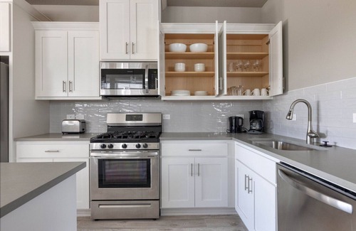 Hillsboro Casa | Cool Hillsboro 2BR w/ Parking & A/C, nr Shopping, by Blueground