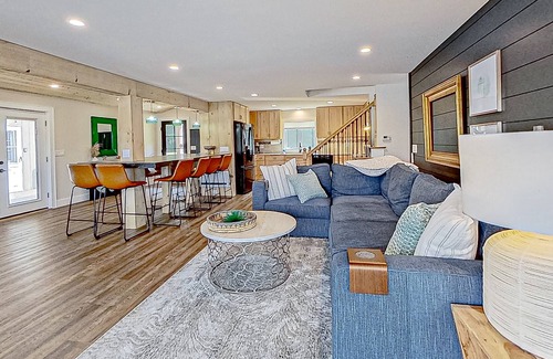 Lochmere Casa | Coons Point | Dog-friendly lakefront house in Belmont with hot tub & dock