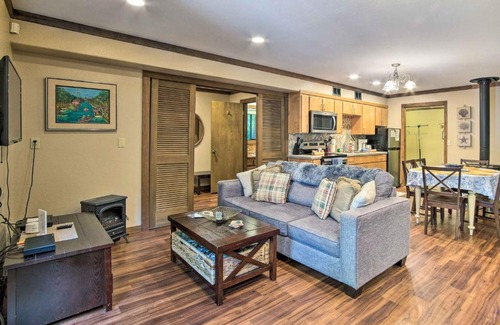Coos Bay Casa | Coos Bay Cottage with Fireplace and BBQ Patio!