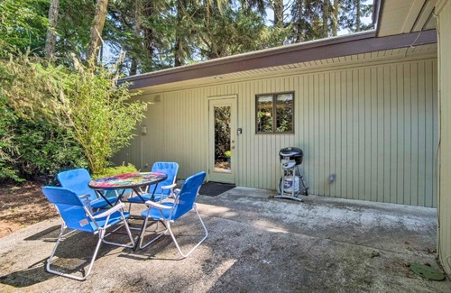 Coos Bay Casa | Coos Bay Cottage with Fireplace and BBQ Patio!