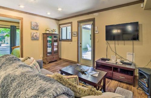Coos Bay Casa | Coos Bay Cottage with Fireplace and BBQ Patio!