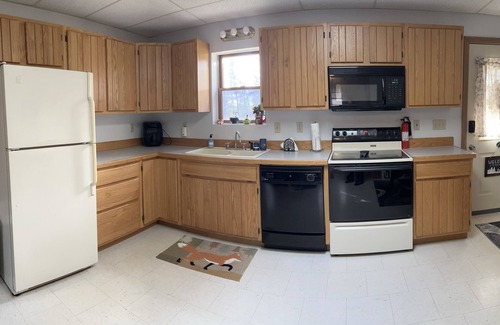 Grayling Casa | Copper Fox Cottage is cozy and welcoming, near trails and Manistee River.