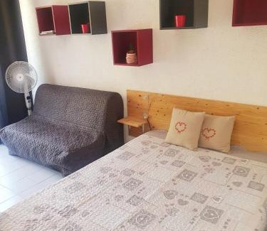 Greoux-les-Bains Apartamento | coquet Studio Classé Deux Étoiles, Balcon avec Table, et Wifi