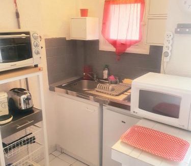 Greoux-les-Bains Apartamento | coquet Studio Classé Deux Étoiles, Balcon avec Table, et Wifi