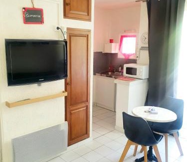 Greoux-les-Bains Apartamento | coquet Studio Classé Deux Étoiles, Balcon avec Table, et Wifi