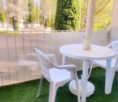 Greoux-les-Bains Apartamento | coquet Studio Classé Deux Étoiles, Balcon avec Table, et Wifi