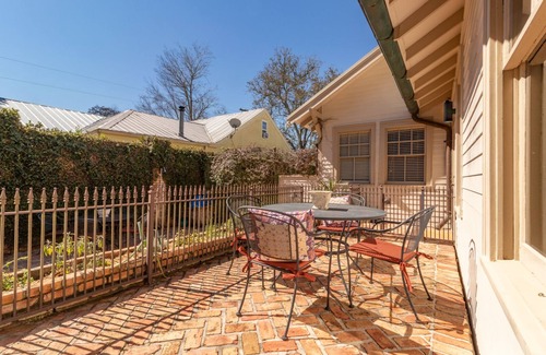 Madisonville Cabaña | Coquille Cottage located in Historic Madisonville