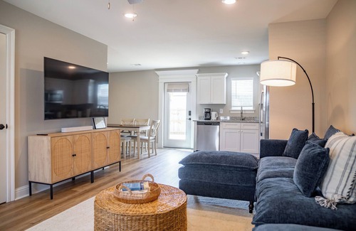 Biloxi Casa | Coral Breeze - steps from the Beach in the heart of Biloxi w/pickleball court!