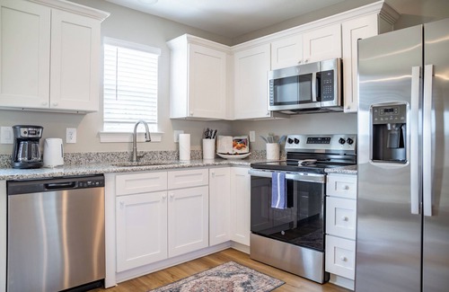 Biloxi Casa | Coral Breeze - steps from the Beach in the heart of Biloxi w/pickleball court!