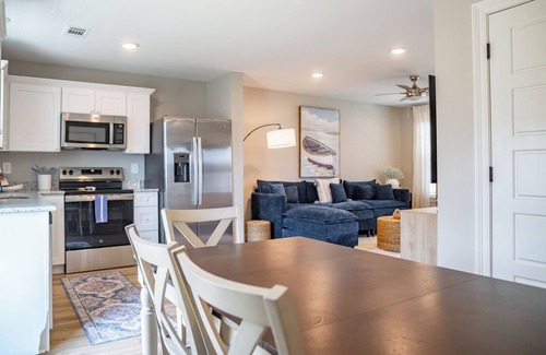 Biloxi Casa | Coral Breeze - steps from the Beach in the heart of Biloxi w/pickleball court!