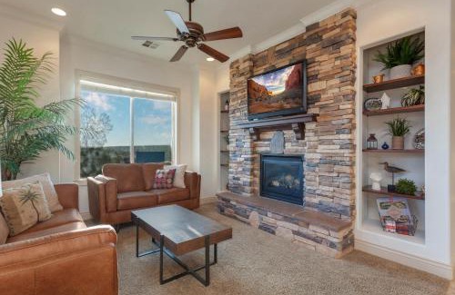 St. George Casa | Coral Springs A8 3 Bedrooms BBQ Grill, Cable TV, 2 Private Fireplaces, Soaker Bathtub Resort Pool