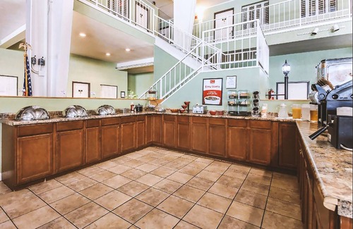 McCook Casa | Coratel Inn & Suites By Jasper McCook - 1 King Bed NS