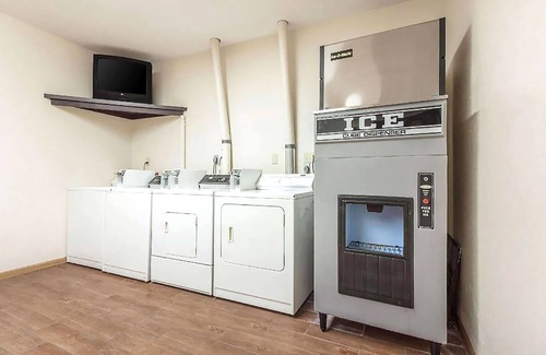 McCook Casa | Coratel Inn & Suites By Jasper McCook - 1 King Bed NS