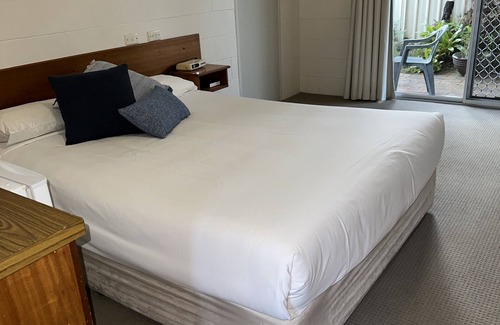 Corlette Hotel | Corlette Palms Motor Inn