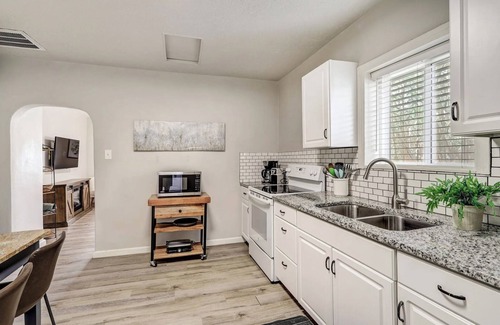 University Heights Casa | Cornell Canvas Suite, Near Nob Hill, UNM Hospital, and Downtown