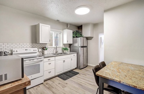 University Heights Casa | Cornell Canvas Suite, Near Nob Hill, UNM Hospital, and Downtown