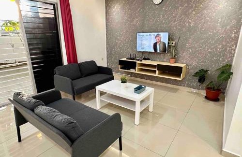 Bandar Tun Razak Casa | Corner Homestay with Garden and Private Parking