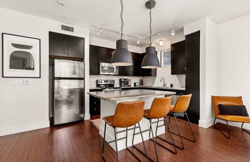 Barton Heights Apartamento | Corner Loft 2BR Downtown Lake · Rooftop · Pool Gym