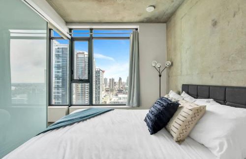 Connaught Casa | Corner Luxury High-Rise Condo Sleeps 7